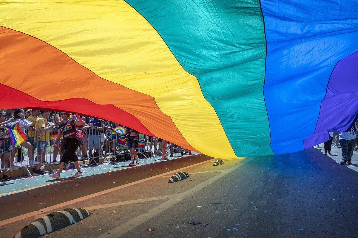 LGTBI kolektiboaren ezaugarria den ortzadarraren bandera. CRISTOBAL HERRERA-ULASHKEVICH / EFE