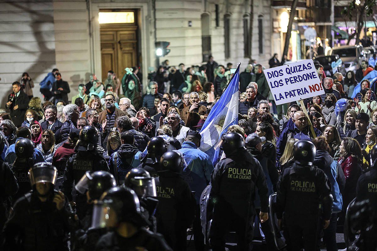 Aldekoak eta kontrakoak bildu dira Fernandezen etxe atarian. JUAN IGNACIO RONCORONI, EFE