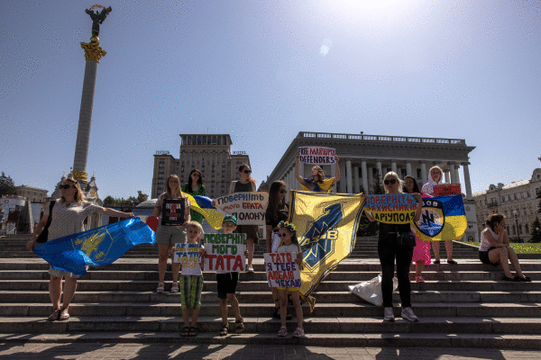 Ukrainako independentzia egunean zenbait herritar kalera atera dira, gaur, Kieven. ROMAN PILIPEY/ EFE