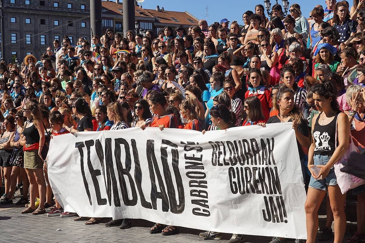 Bilboko mugimendu feministaren elkarretaratzea, atzo. MONIKA DEL VALLE Bilboko mugimendu feministaren elkarretaratzea, atzo. MONIKA DEL VALLE