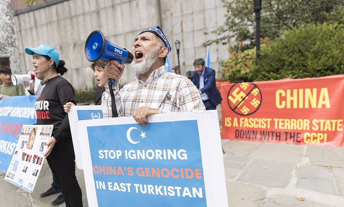 Uigurren egoera salatzeko iragan uztailean egindako protesta bat, New Yorken (AEB), NBEren egoitzaren aurrean. JUSTIN LANE / EFE