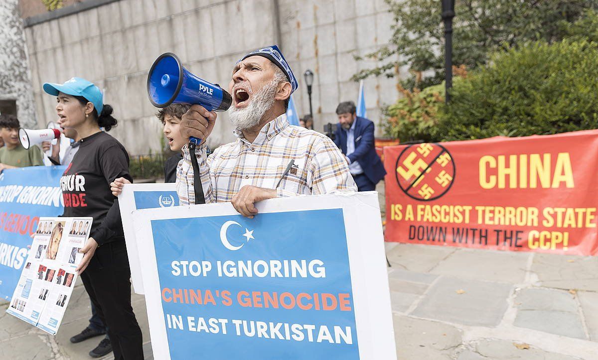 Uigurren egoera salatzeko iragan uztailean egindako protesta bat, New Yorken (AEB), NBEren egoitzaren aurrean. JUSTIN LANE / EFE