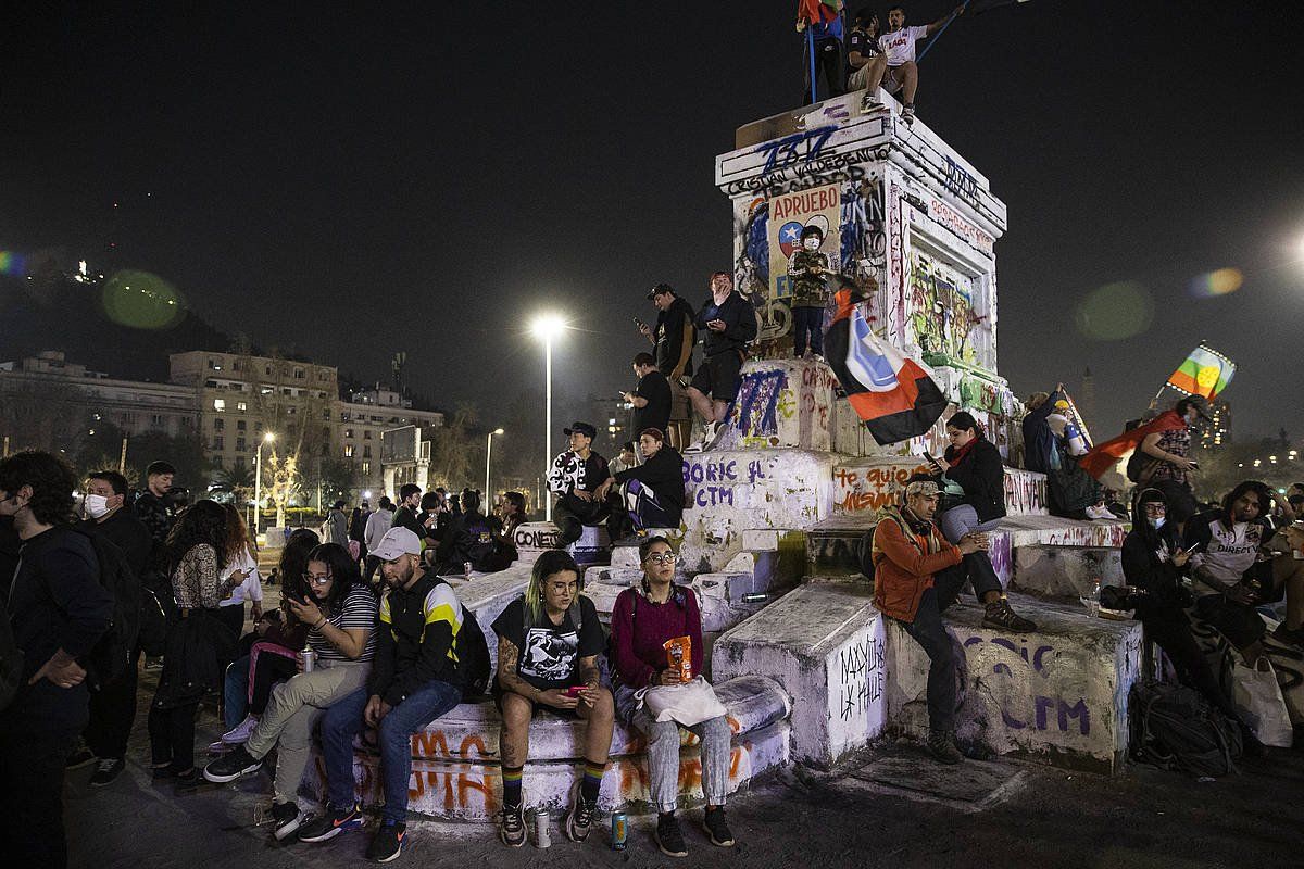 Konstituzio berriaren aldekoak, burumakur, Santiagoko Italia plazan. ALBERTO VALDéS, EFE