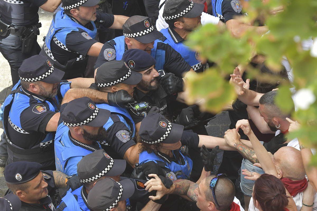 Uztailaren 7 prozesioa, Curia kalean. Poliziak herritarrei bultzaka. IDOIA ZABALETA / FOKU