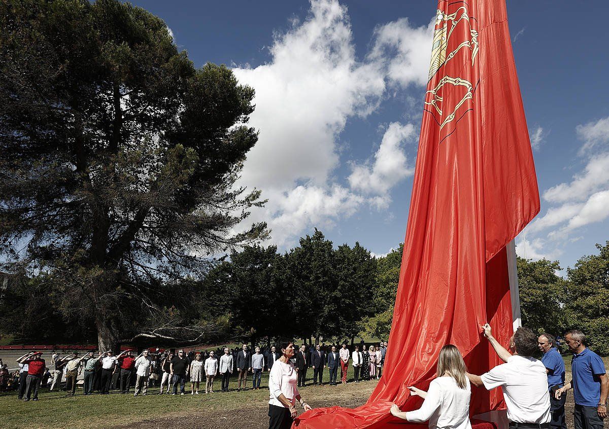 Iruñeko Udalak Foruen plazan jarritako bandera erraldoia. JESUS DIGES / EFE