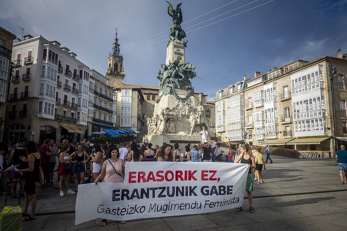 Sexu erasoen aurkako protesta, Gasteizko mugimendu feministak deituta, Andra Mari Zuriaren plazan. JAIZKI FONTANEDA / FOKU