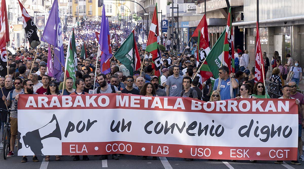 Sindikatuek deitutako manifestazioa, Gasteizen. RAUL BOGAJO/FOKU