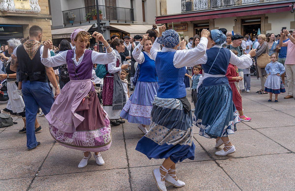 Kioskoaren inguruan dantzan ibili da jendea, Musika Plazako erromerian. ANDONI CANELLADA / FOKU