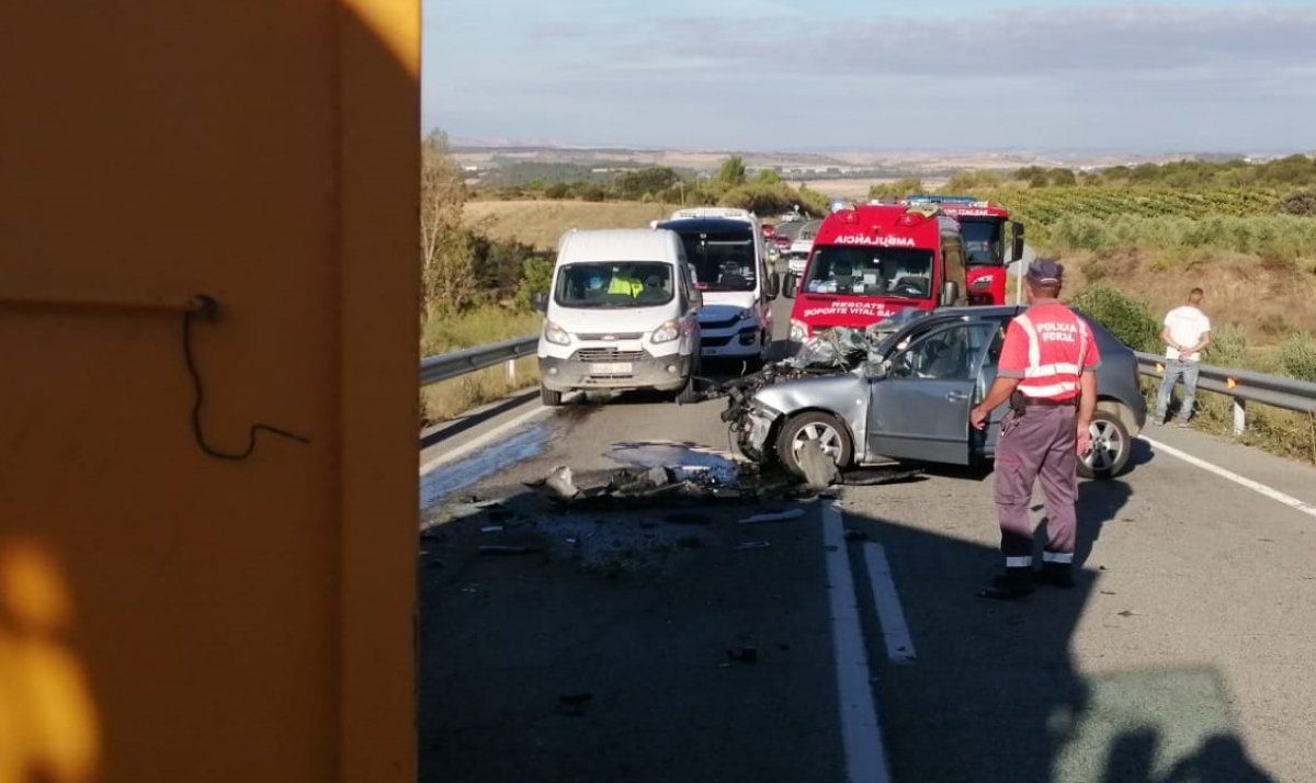 Traktore baten atoiaren kontra jo zuen autoa, atzo. FORUZAINGOA