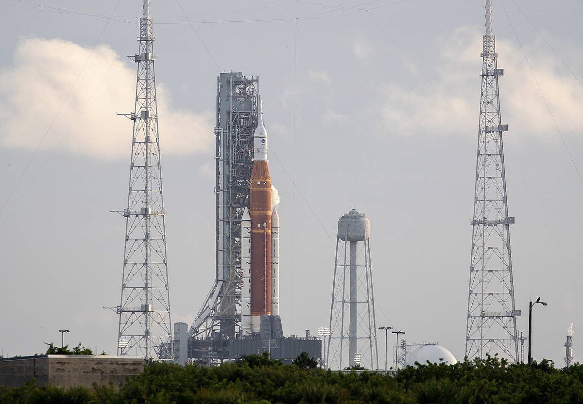 SLS espaziontzia 'Orion' kapsularekin, Cañaveral lurmuturrean (AEBak), abuztuaren 29an. CRISTOBAL HERRERA-ULASHKEVICH / EFE