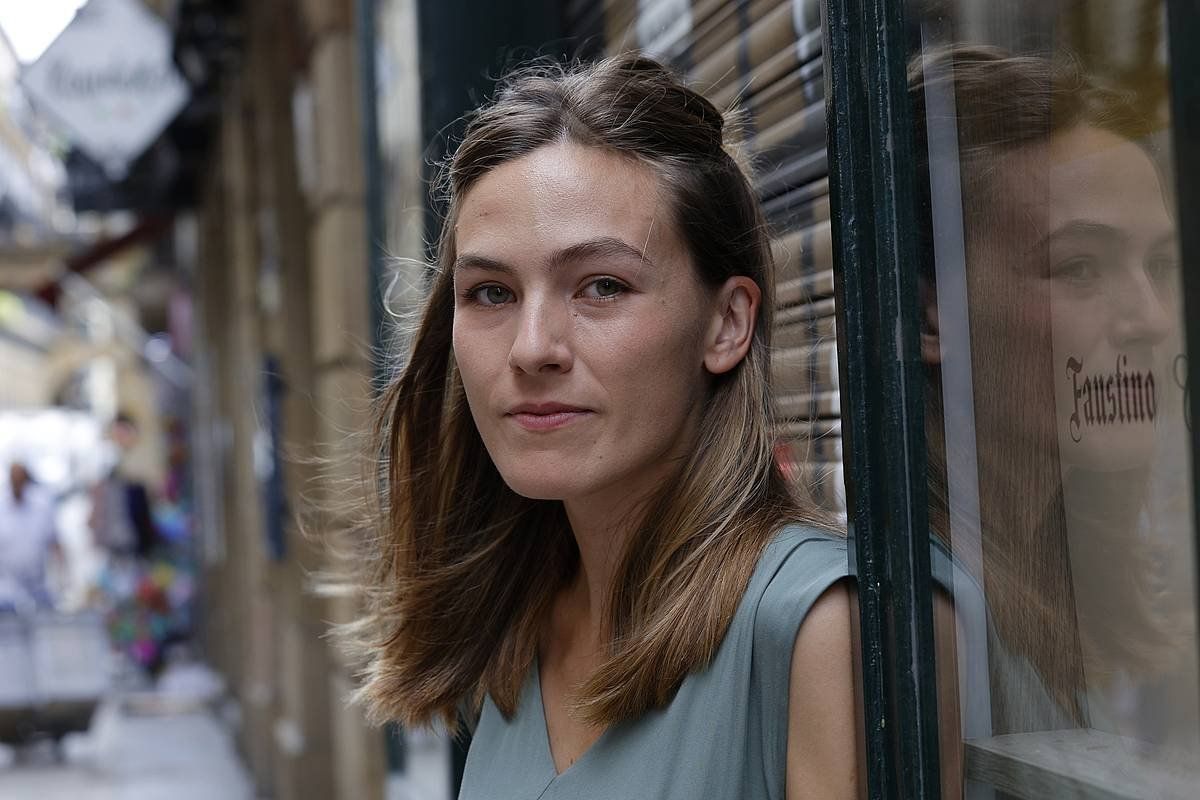 Nerea Ibarzabal Salegi idazlea, 'Bar Gloria' nobela aurkeztu aurreko uneetan, Donostian. MAIALEN ANDRES / FOKU