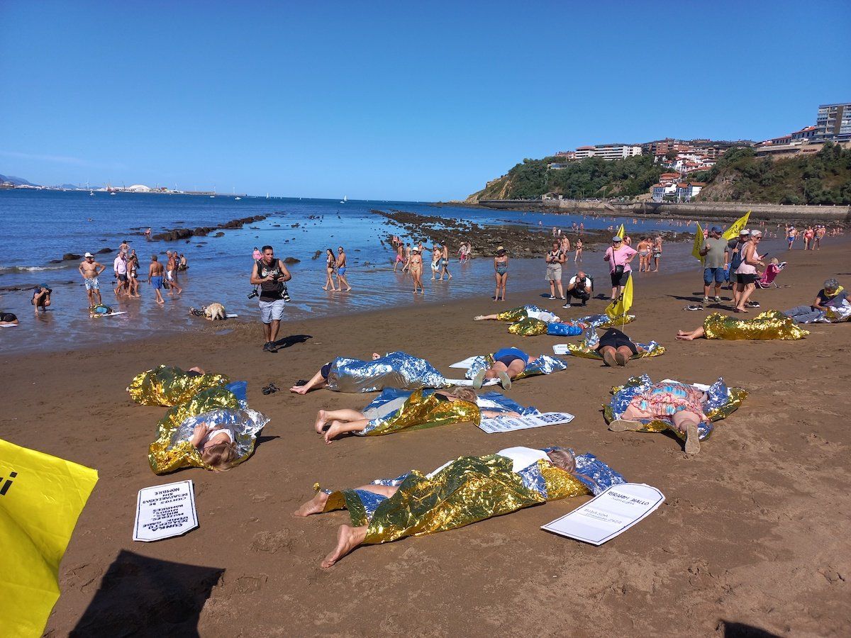 Martxa iragartzeko igandean Algortako (Getxo, Bizkaia) Ereaga hondartza eginiko 'Itsasoak dakarkiguna' performancea. ONGI ETORRI ERREFUXIATUAK