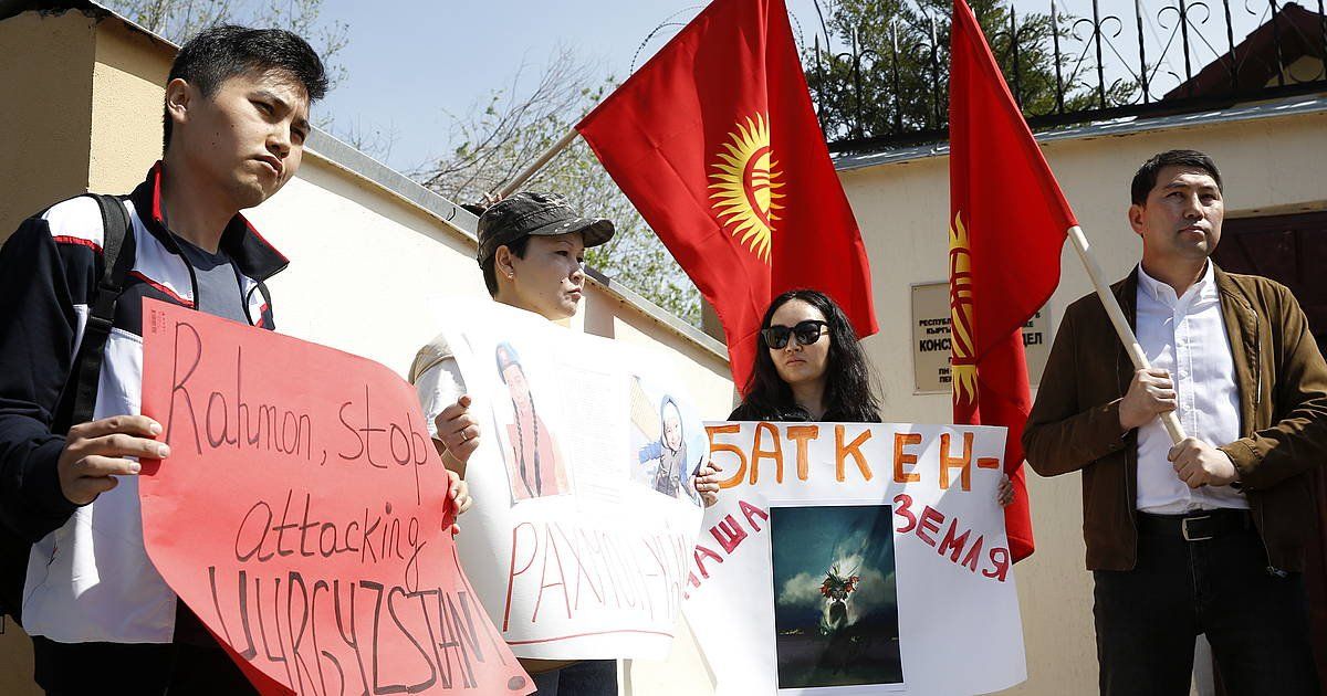 Kirgizistango pertsona batzuk protesta egiten iazko apirilean Bixkek hiriburuan, Tajikistanen enbaxadaren aurrean. IGOR KOVALENKO / EFE
