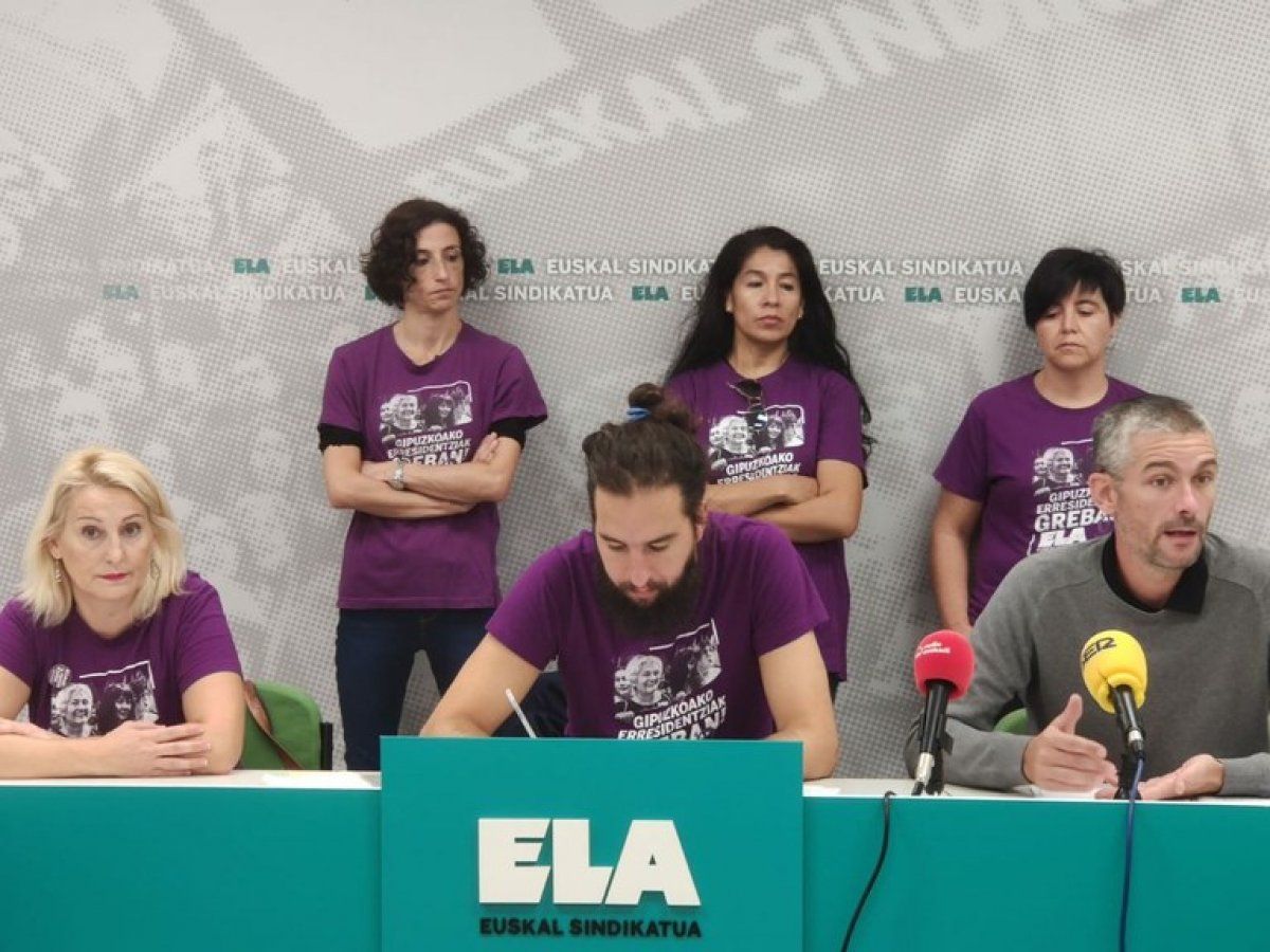 ELA sindikatuko kideak eta Haimar Kortabarria abokatua (eskuinean) prentsaurrekoan, Donostian. ELA SINDIKATUA