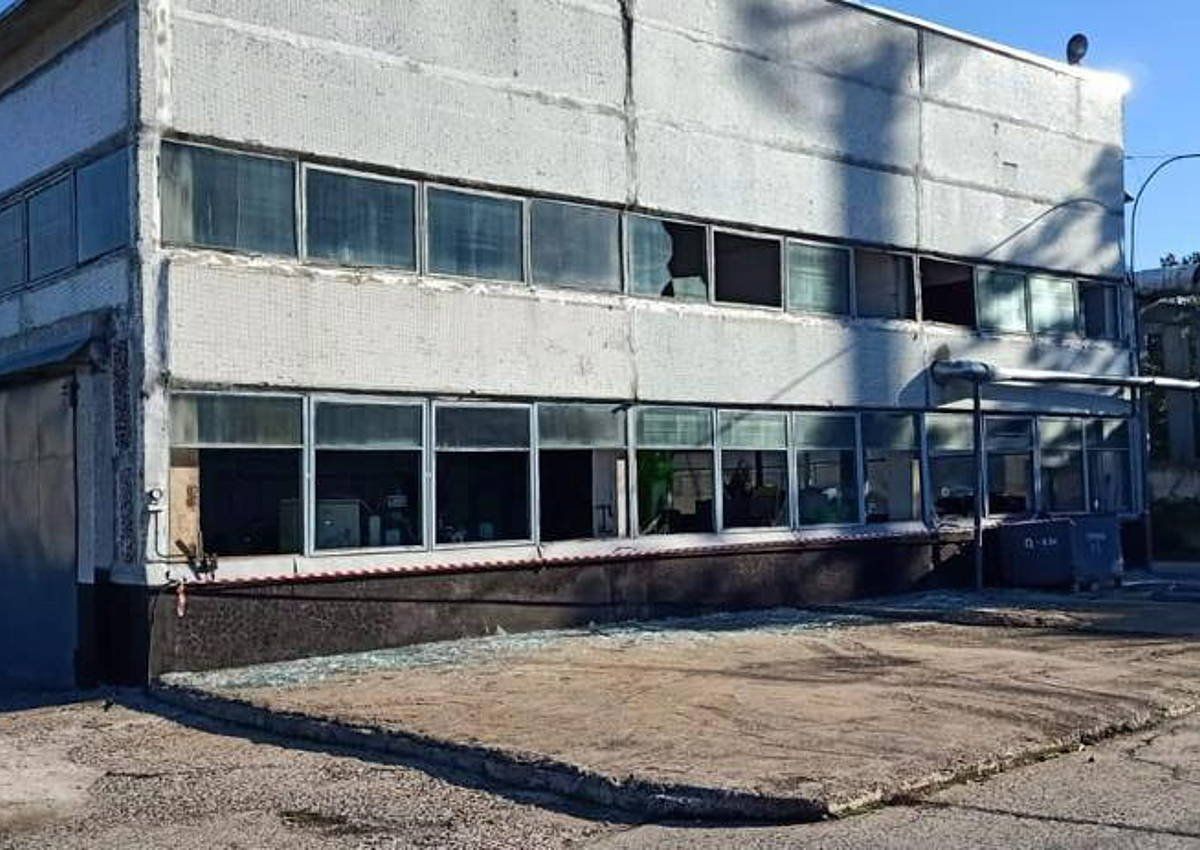 Juzhnoukrainsk hiritik gertu dagoen zentral nuklearreko leihoak txikituta, Mikolaiv eskualdean. ENERGOATOM / EFE