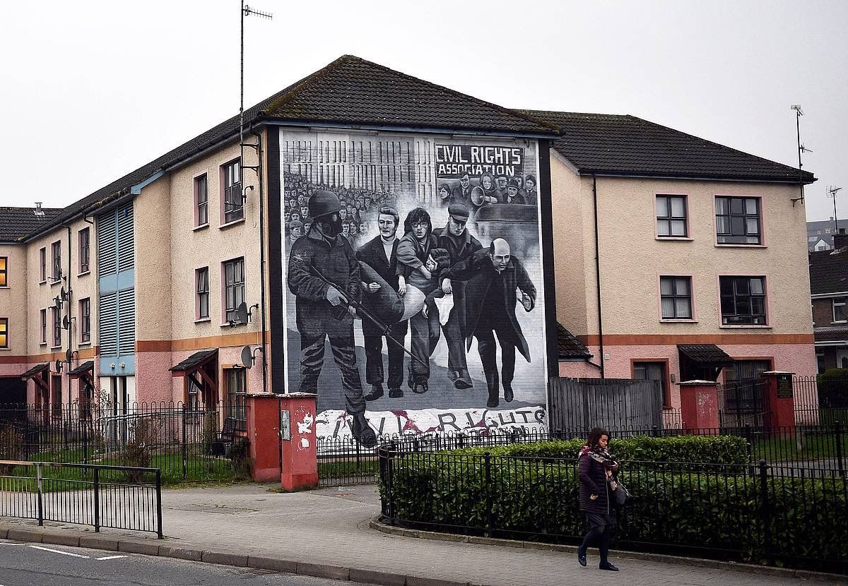 Bloody Sundayko hilketak oroitzeko Derryn dagoen horma irudi bat. NEIL HALL, EFE