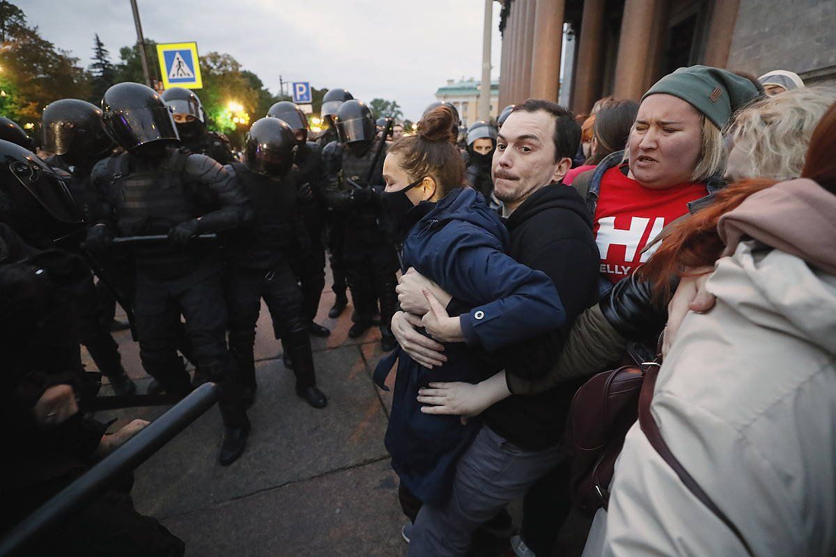 Errusiako Polizia manifestariak atxilotzeko prest, atzo, San Petersburgon, Putinek agindutako mobilizazioaren aurkako protestan. EFE