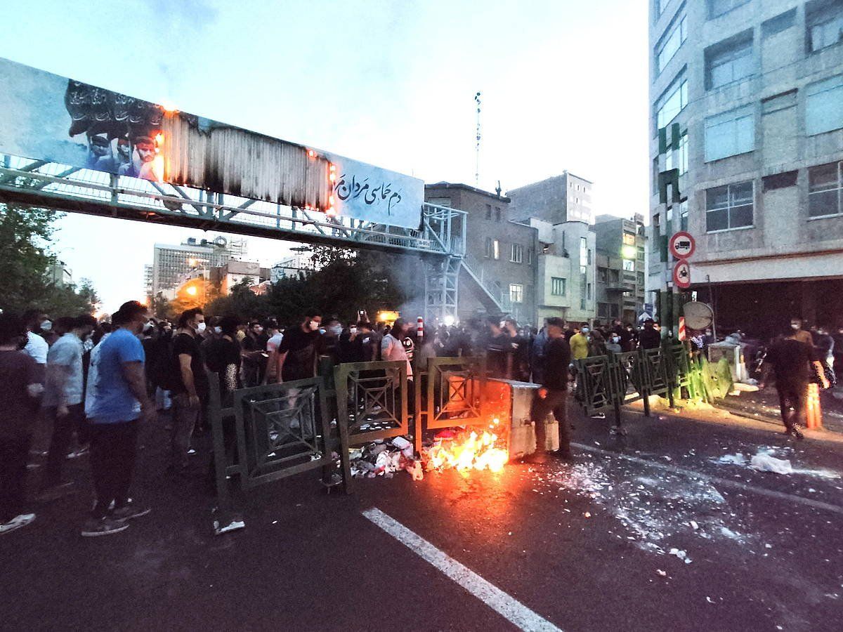 Mahsa Aminiren heriotzagatiko protestak atzo. STR, EFE