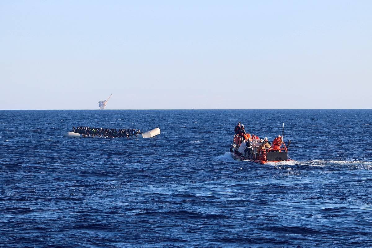 Mugarik Gabeko Medikuak eta SOS Mediterraneeren erreskate bat, Libian, artxiboko irudi batean. JAVIER MARTIN / EFE