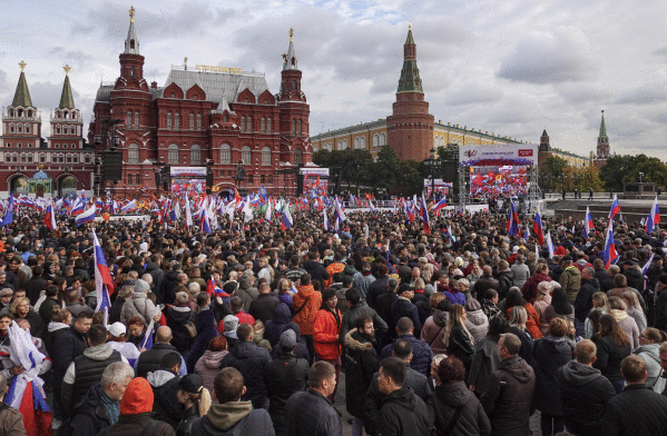 Errusiak Ukrainan okupatutako eremuei buruzko galdeketaren aldeko manifestazioa, gaur, Moskun. EFE