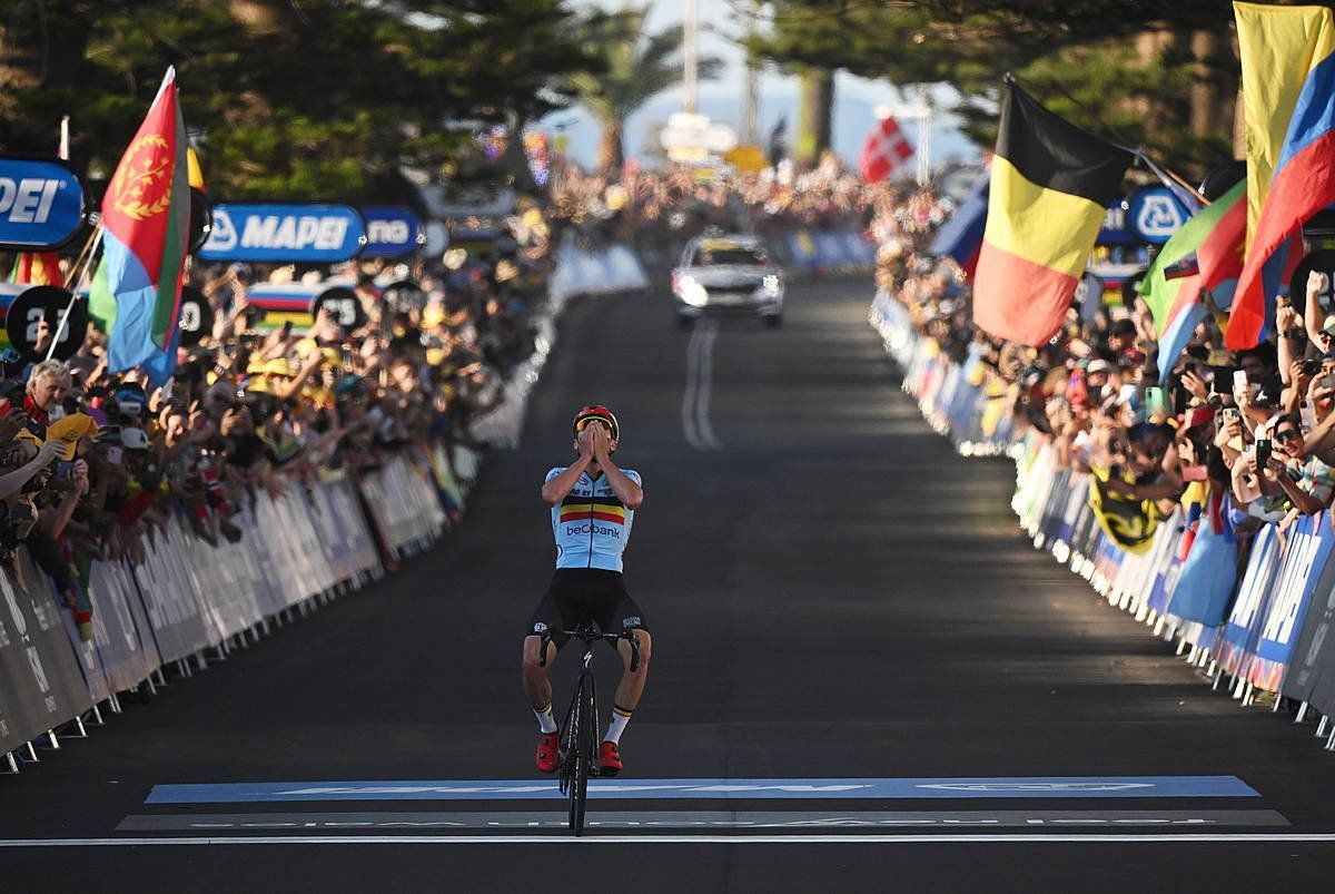 Evenepoel, bakarrik helmugaratzen. DEAN LEWINS / EFE