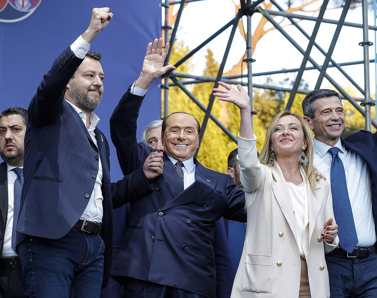 Salvini, Berlusconi eta Meloni, hauteskunde kanpaineko ekitaldi batean. GIUSEPPE LAMI / EFE