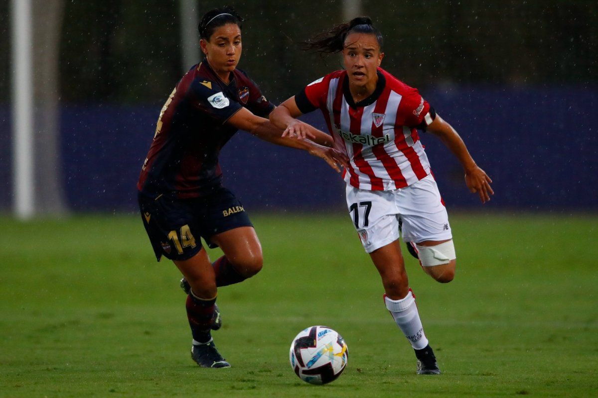 Nerea Nevado baloiarekin, atzo, Levanteren aurka. ATHLETIC