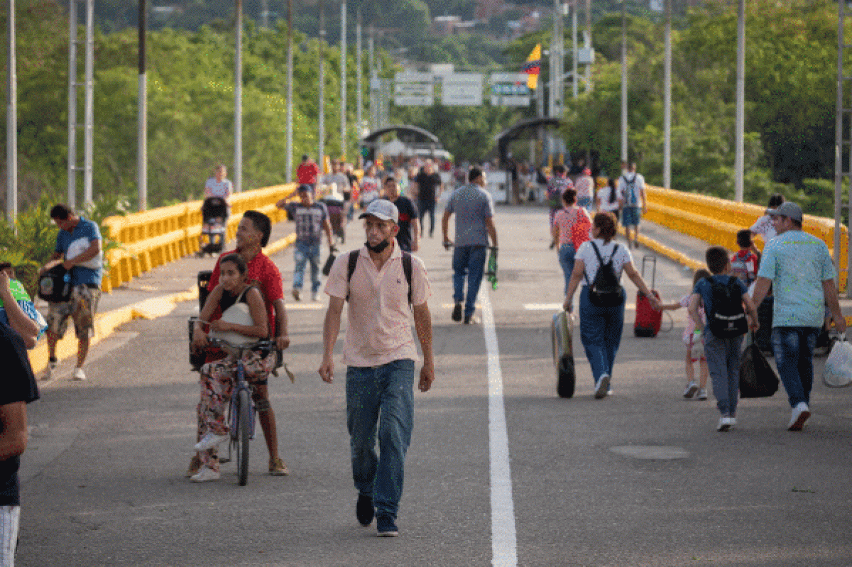 Oinezkoak Francisco de Paula Santander zubian, Kolonbiaren eta Venezuelaren arteko mugan. RAYNER PEñA R. / EFE