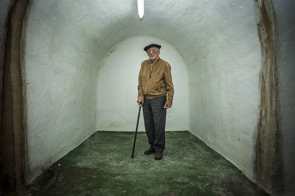 Luis Iriondo, Gernikako bunker batean, 2017an. ARITZ LOIOLA / FOKU