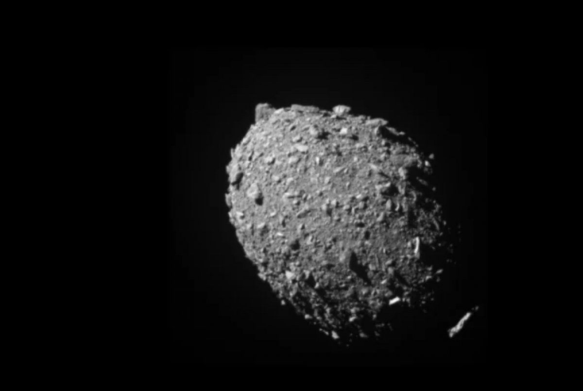 Dimorphos asteroidea, DART zundaren kamerarekin ikusita, kolpea baino segundu batzuk lehenago. NASA