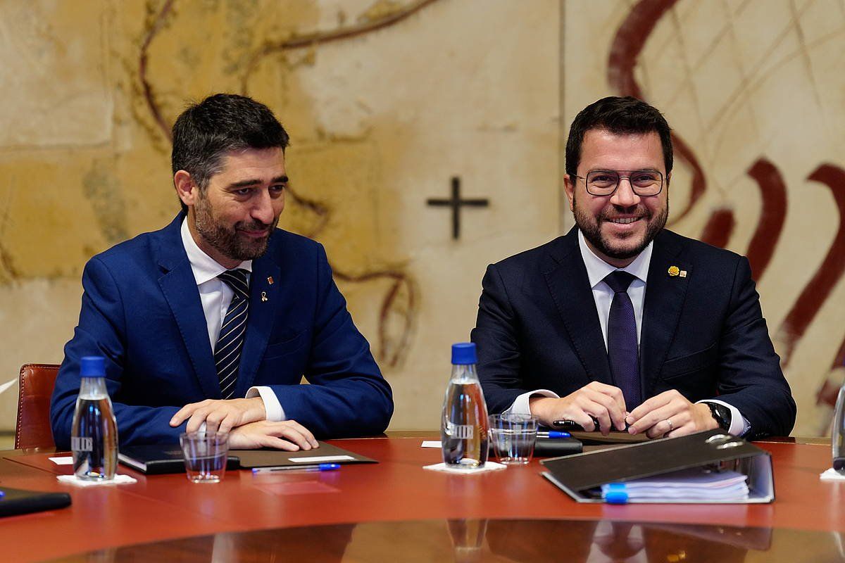 Jordi Puignero Kataluniako Gobernuko presidenteordea eta Pere Aragones presidentea, herenegungo gobernu bileran. ENRI FONTCUBERTA / EFE