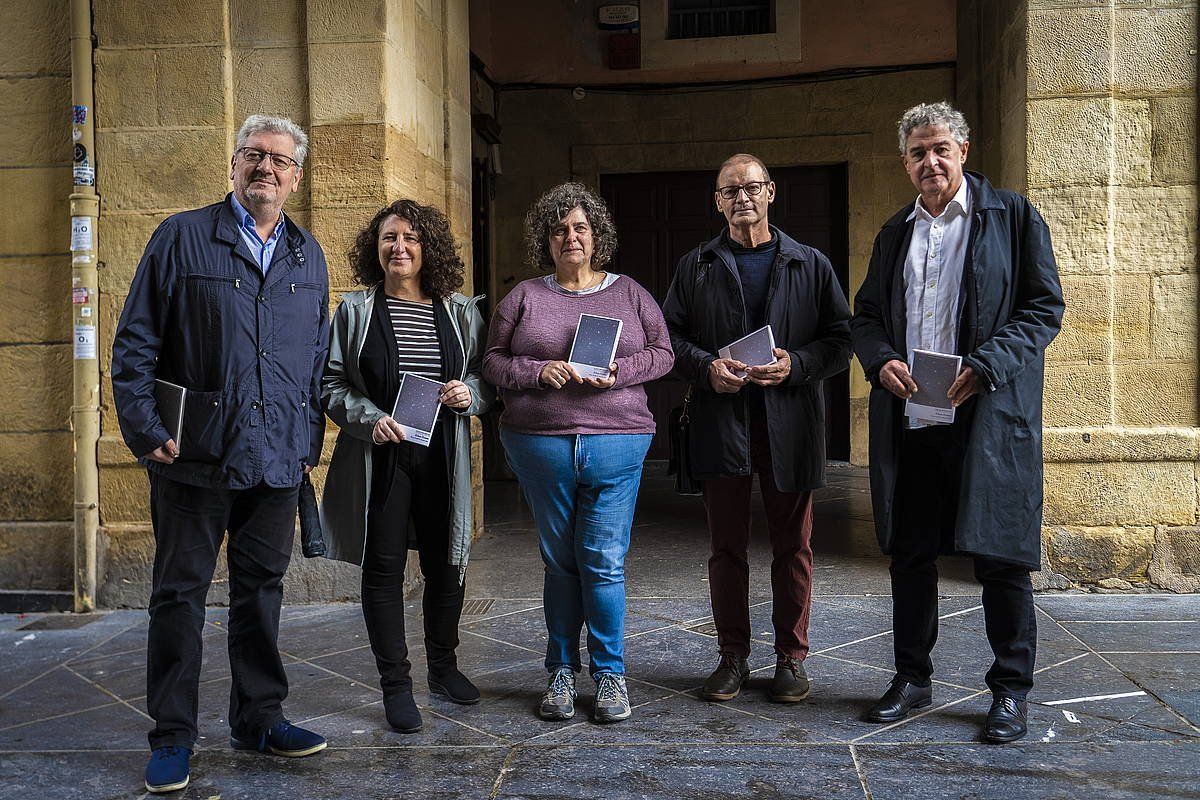 Inazio Mujika, Aintzane Atela, Miren Arratibel, Manu Lopez eta Joxean Muñoz, gaur goizean, Donostian. GORKA RUBIO / FOKU