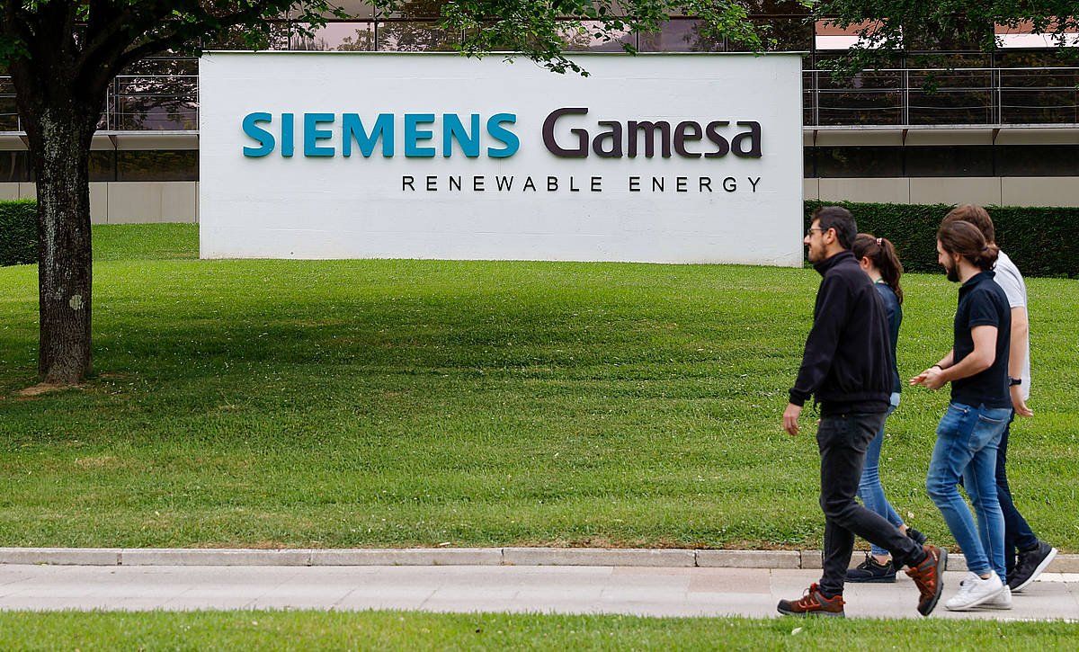 Siemens Gamesako langileak, Zamudioko lan zentroan. LUIS TEJIDO / EFE