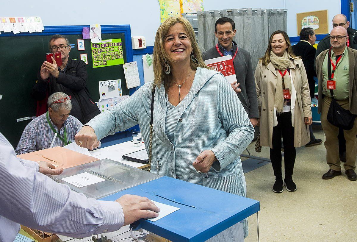 Teresa Laespada botoa ematen 219ko Udal, Foru eta Europar hauteskundeetan. LUIS JAUREGIALTZO / FOKU