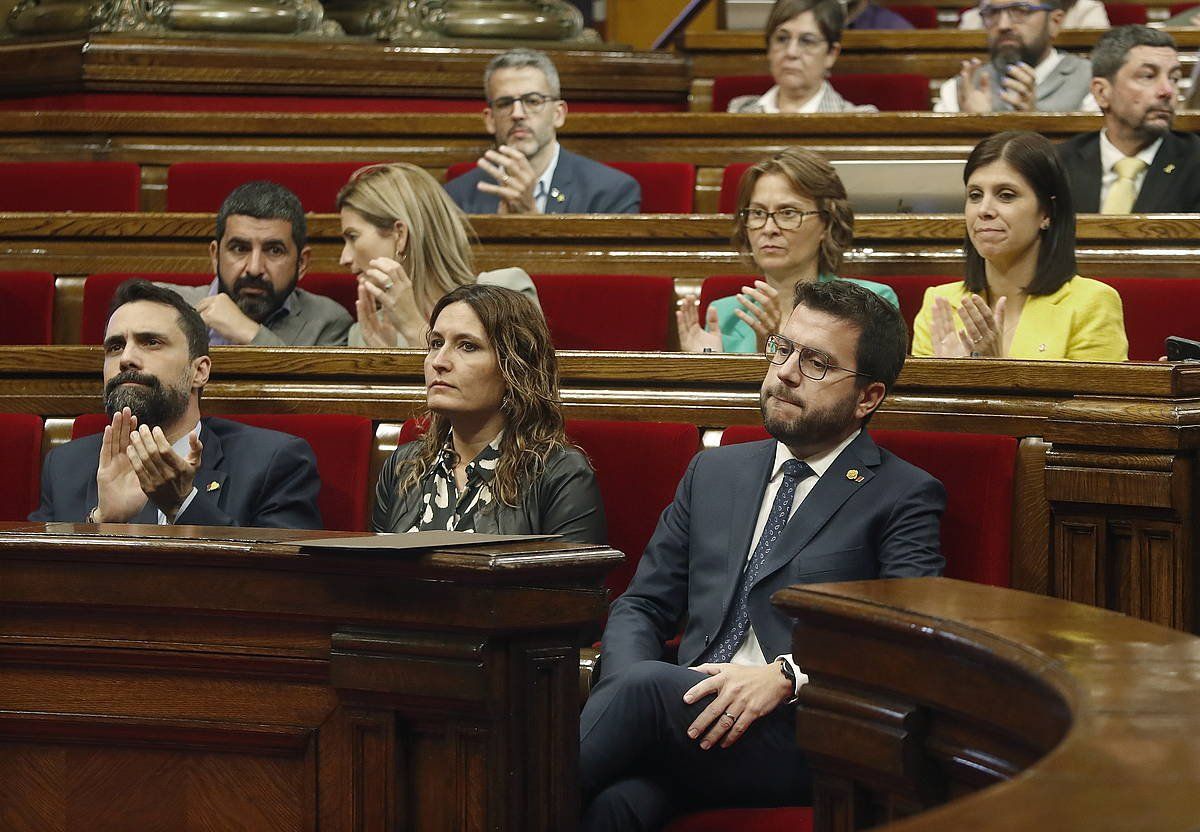 Pere Aragones Generalitateko presidentea, Kataluniako Parlamentuan, lehen aldiz, Jordi Puignero presidenteordea aldamenean izan gabe. MARTA PEREZ /EFE