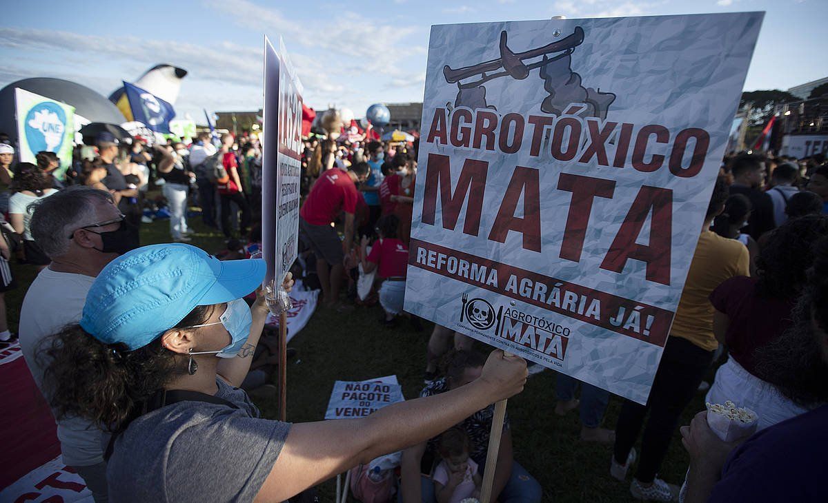 Amazonia suntsitzearen aurkako manifestazio jendetsu bat, joan den martxoan, Brasilgo Parlamentuaren aurrean, Brasilian. JOEDSON ALVES / EFE