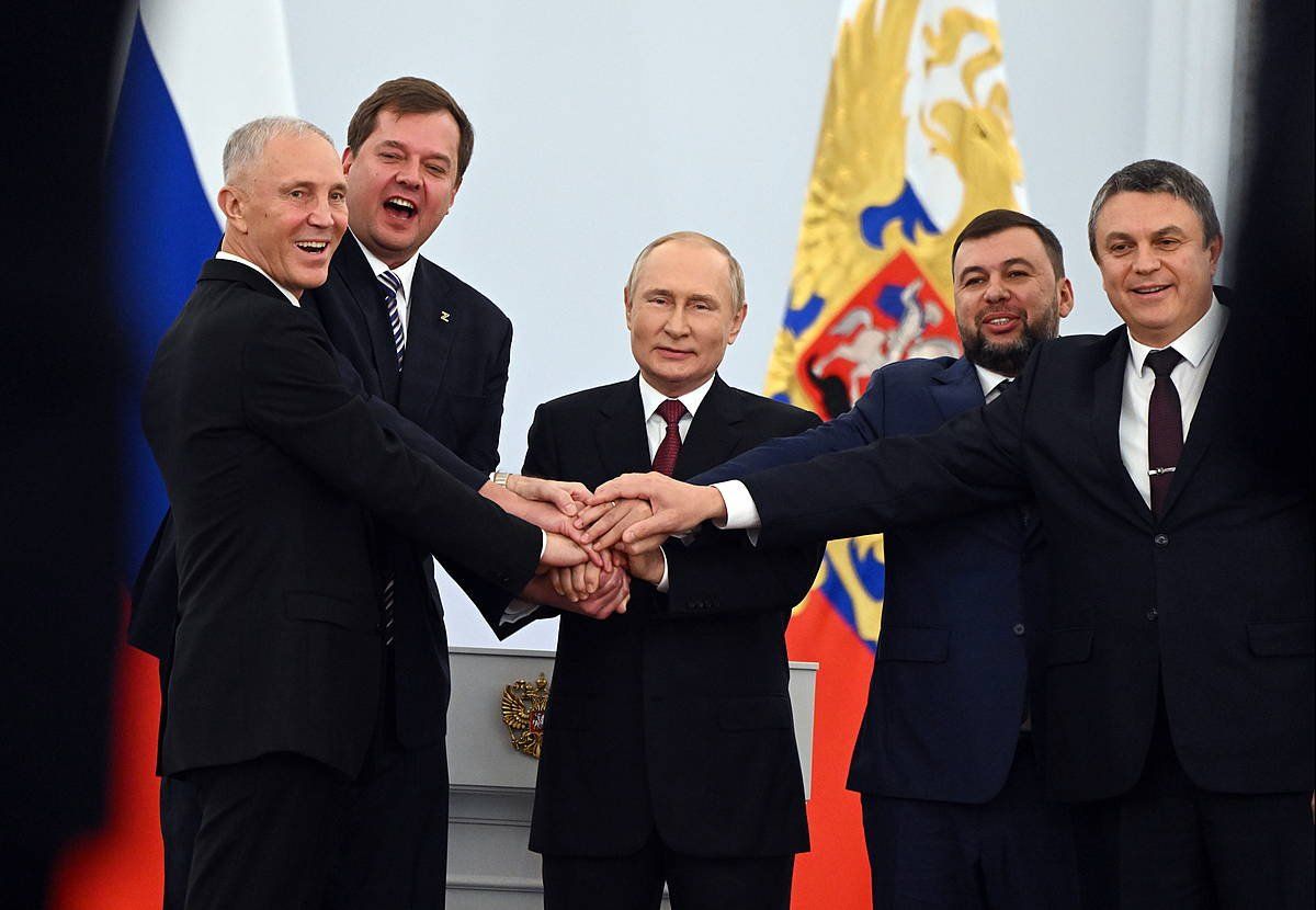Putin eta okupatutako lurraldeetan Moskuk jarritako agintariak, gaur, Kremline. EFE