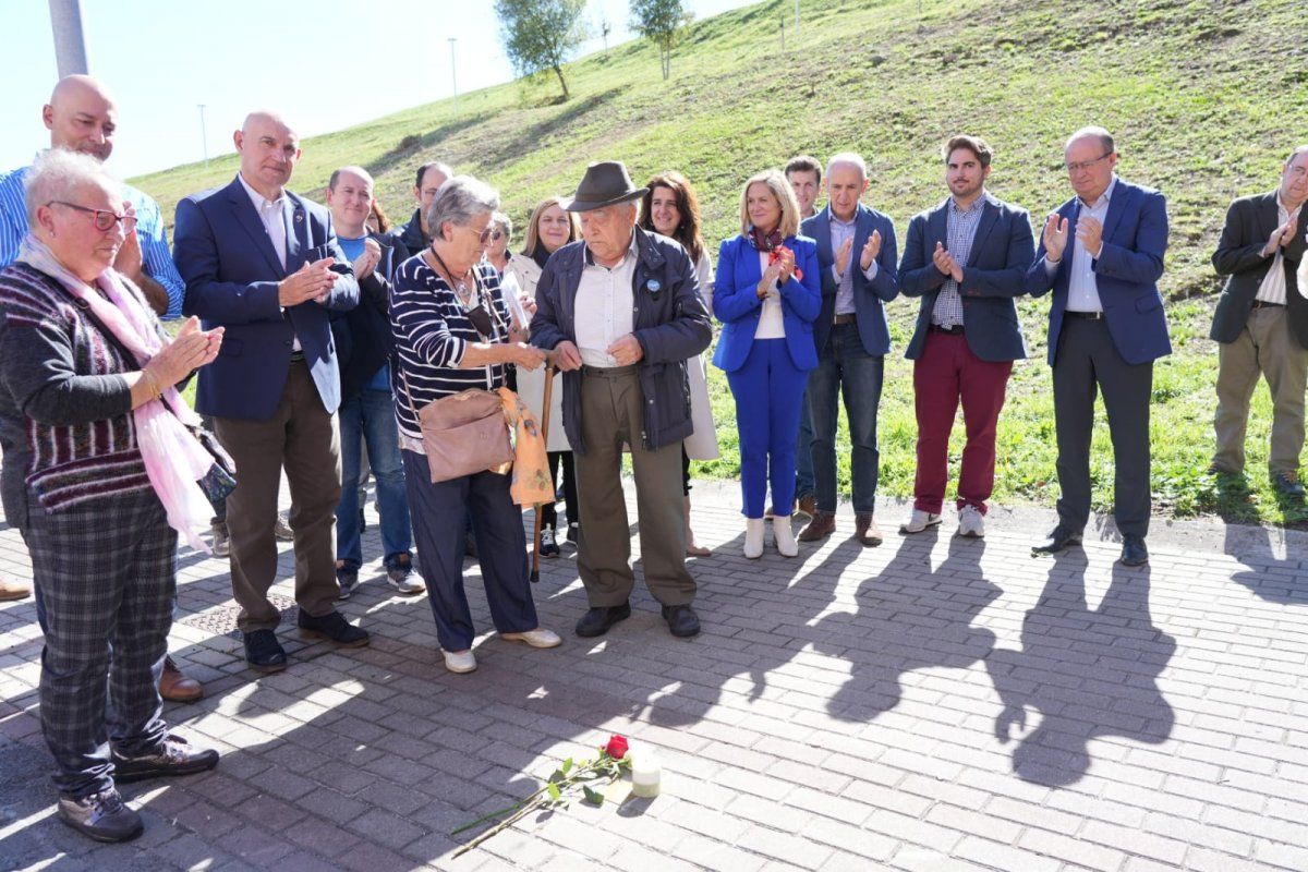 Tupustarrietako batean, senideak eta ordezkari instituzionalak, gaur, Barakaldon. IREKIA