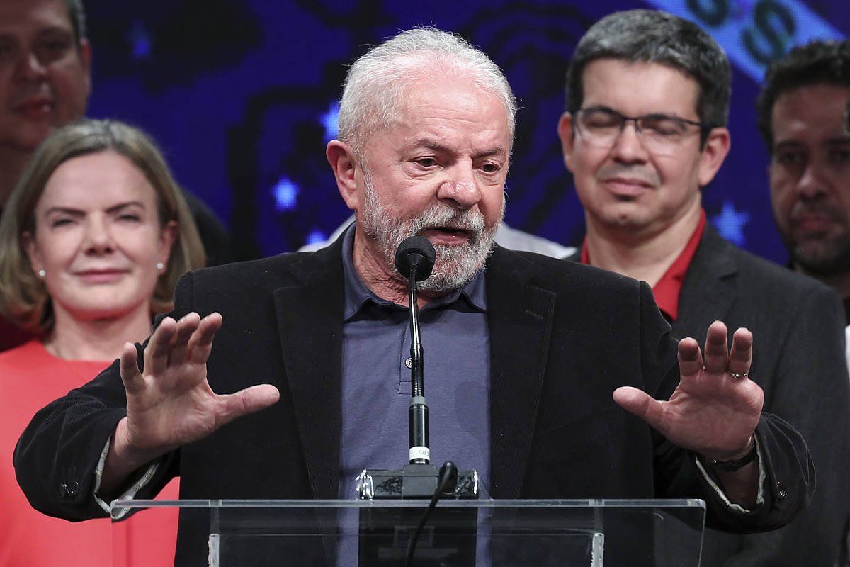 Lula, goizaldean, bere jarraitzaileen aurrean hitz egiten. EFE