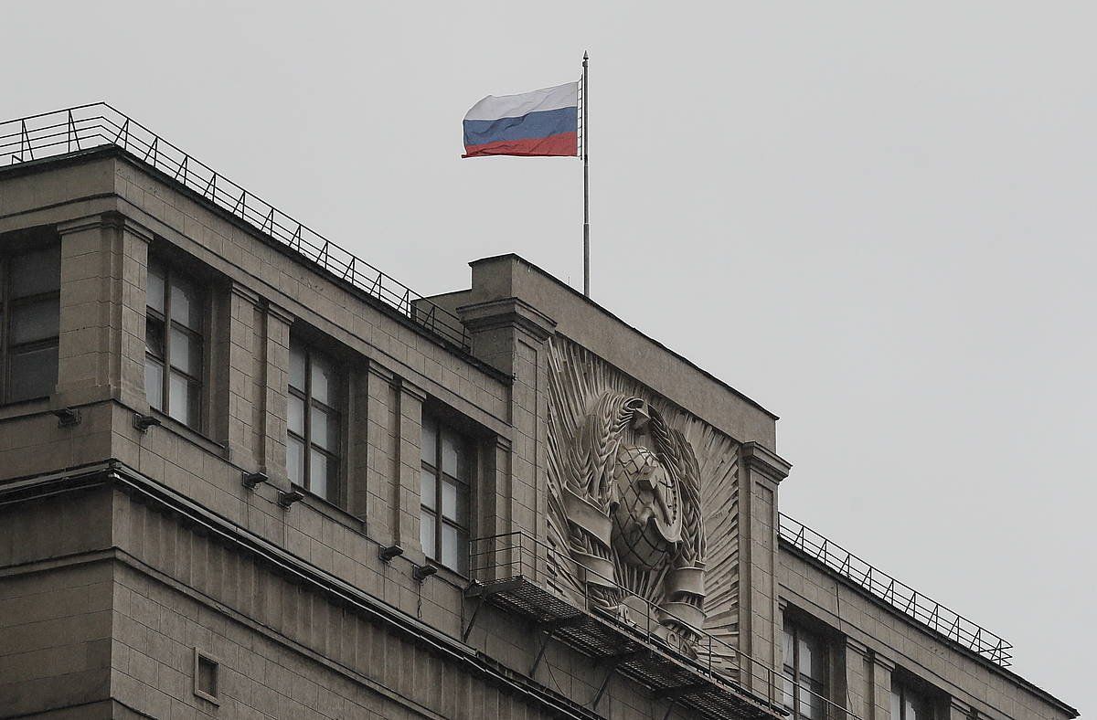 Errusiako bandera, Errusiako Behe Ganbera eraikinaren gainean, Moskun. YURI KOCHETKOV / EFE