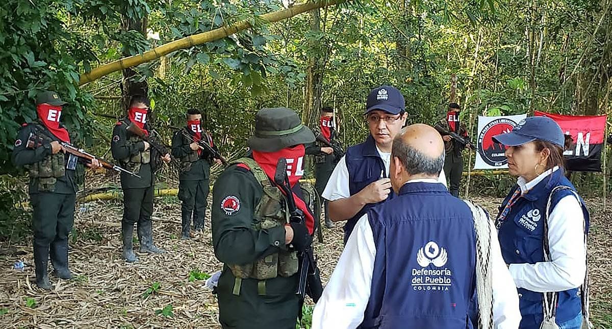 ELN gerrillako kide batzuk gobernuko funtzionario batzuekin hizketan, joan den abuztuan. EFE