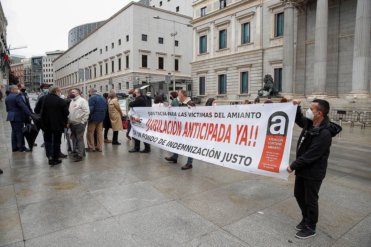 Amiantoaren biktimen protesta, 2021ean, Espainiako Gorteen aurrean. JUAN CARLOS HIDALGO / EFE