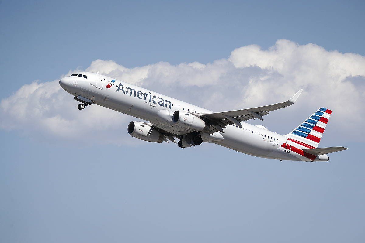 American Airlines enpresak konpentsazioa ordaindu beharko dio bidaiari bati. CAROLINE BREHMAN
