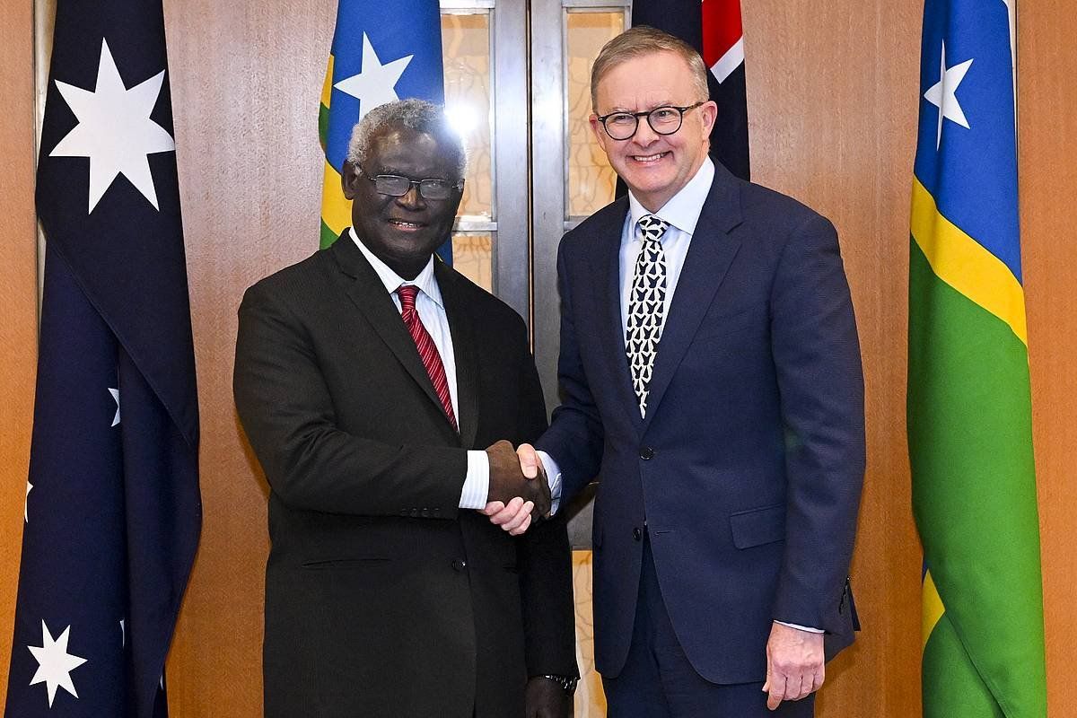 Salomon Uharteetako lehen ministro Manaseeh Sogavare eta Anthony Albanes Australiakoa, Canberran egindako batzarrean. LUKAS COCH / EFE