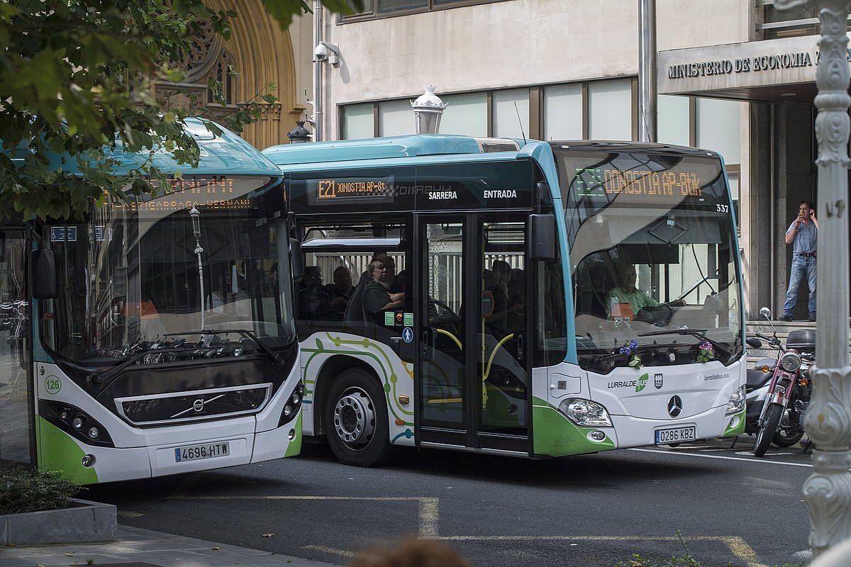 Gipuzkoako autobus publikoak, artxiboko irudi batean. JON URBE / FOKU