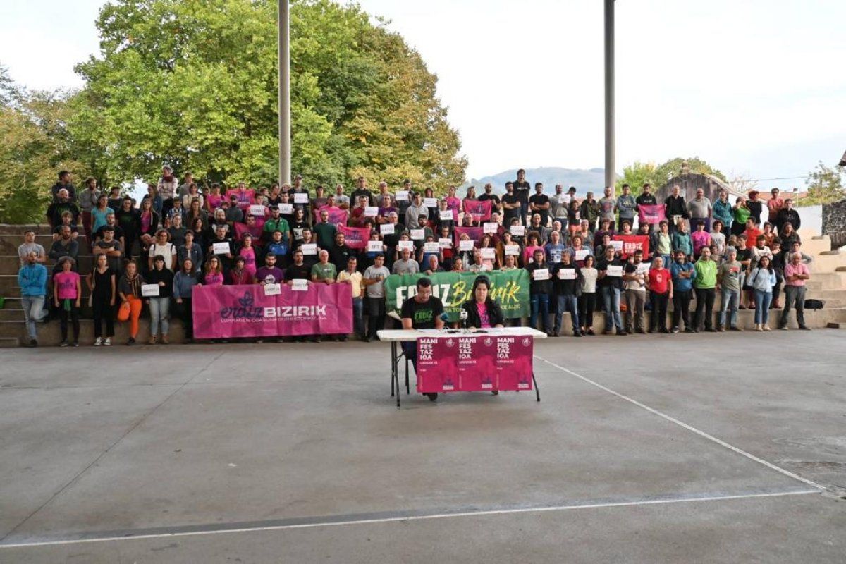 Manifestazioa iragartzeko prentsaurreko, atzo. ERDIZ BIZIRIK