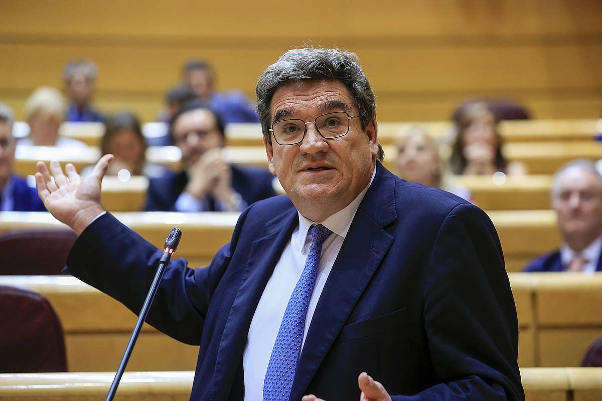 Jose Luis Escriva Espainiako Gizarte Segurantza ministroa, asteartean senatuan eginiko agerraldian. ZIPI ARAGON (EFE)
