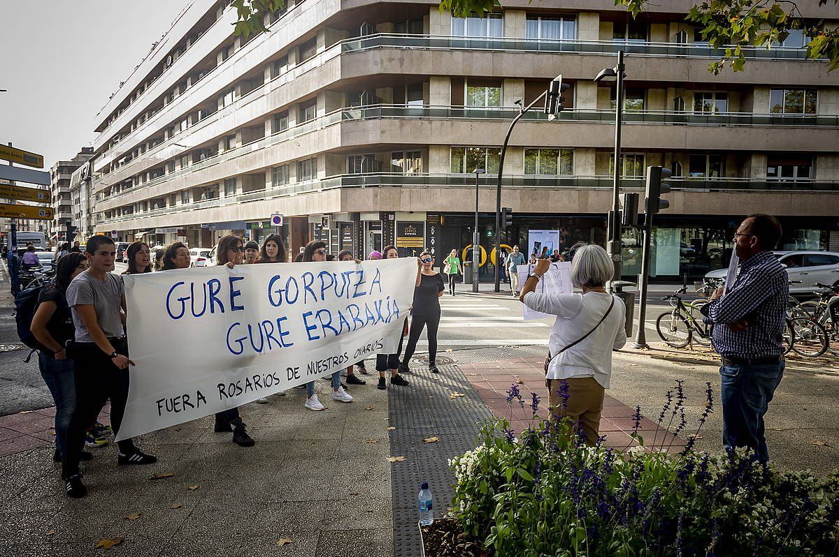 Emakumeei jazartzen ari zitzaizkienen aurka protesta egin du gaur Gasteizko mugimendu feministak. JAIZKI FONTANEDA / FOKU