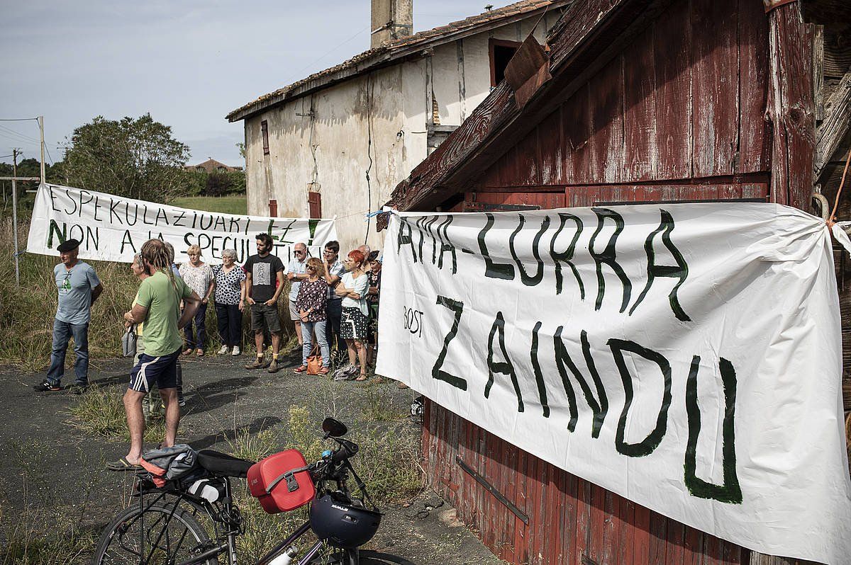 ELB eta Lurzaindiaren agerraldi bat, Arbonako lurren salmenta salatzeko. GUILLAUME FAUVEAU