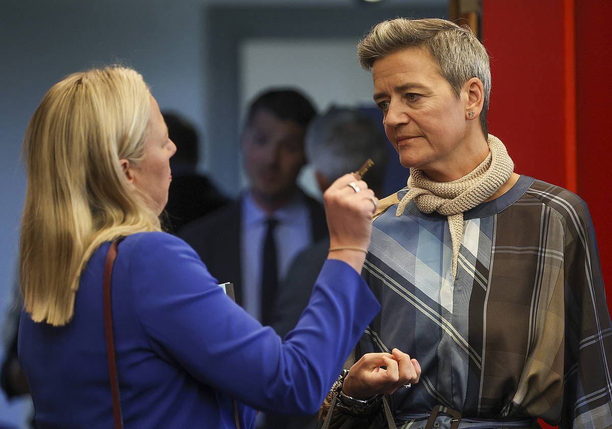 Margrethe Vestager Europako Lehiarako komisarioa, ezkerrean, aurreko astean Europako Parlamentuan eginiko agerraldi batean. ULIEN WARNAND (EFE)